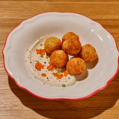Картофельные колобки с судаком, муссом из сыра и икрой