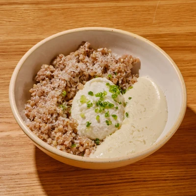 Гречневая каша с яйцом и муссом из сыра