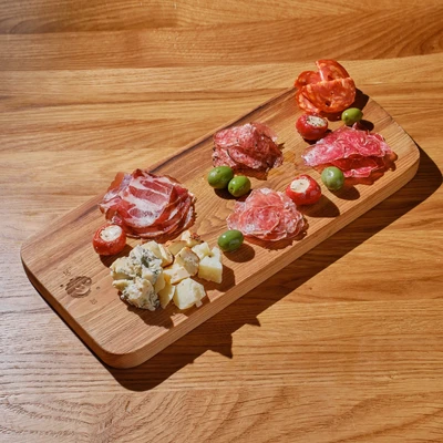 Мясные деликатесы и сыры