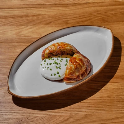 Пирог из печи с томленой уткой конфи, перечный соус, мусс пармезан